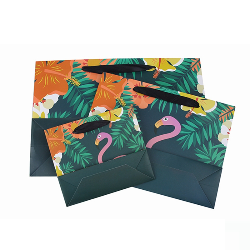 Wholesale high quality waterproof and eco-friendly kraft paper bag for gifts