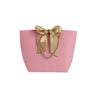 High-end delicate durable and waterproof kraft gift paper bag with customized logo