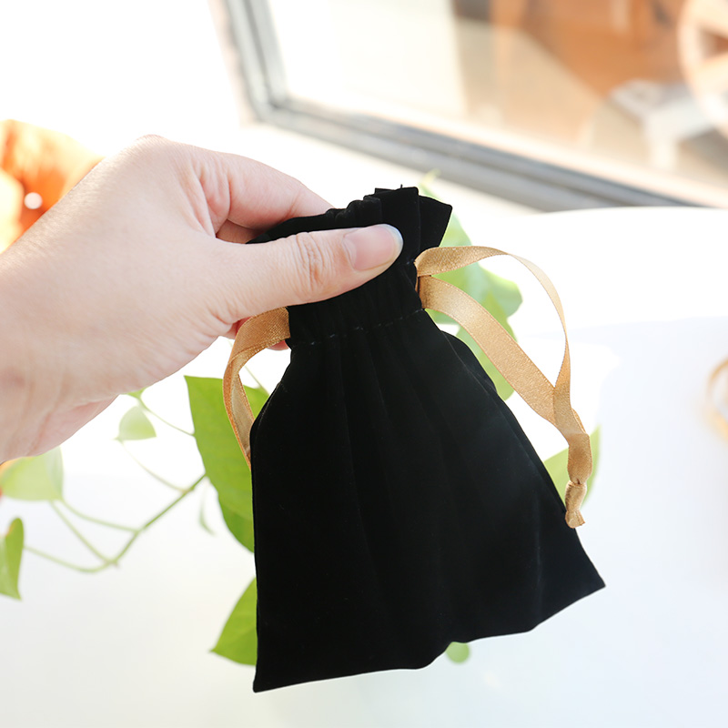 Custom black velvet drawstring makeup gift bag for glasses
