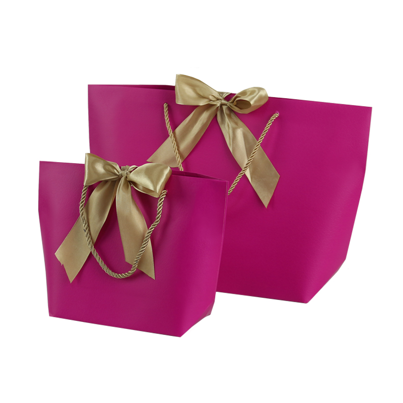 High-end delicate durable and waterproof kraft gift paper bag with customized logo