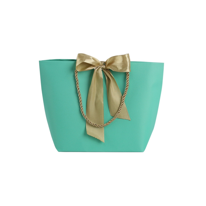 High-end delicate durable and waterproof kraft gift paper bag with customized logo