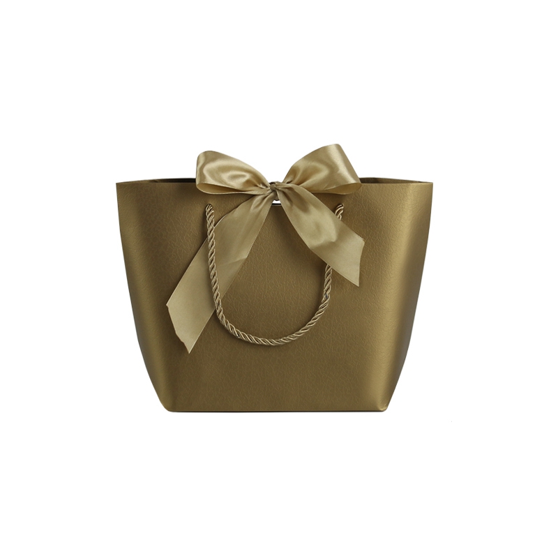 High-end delicate durable and waterproof kraft gift paper bag with customized logo