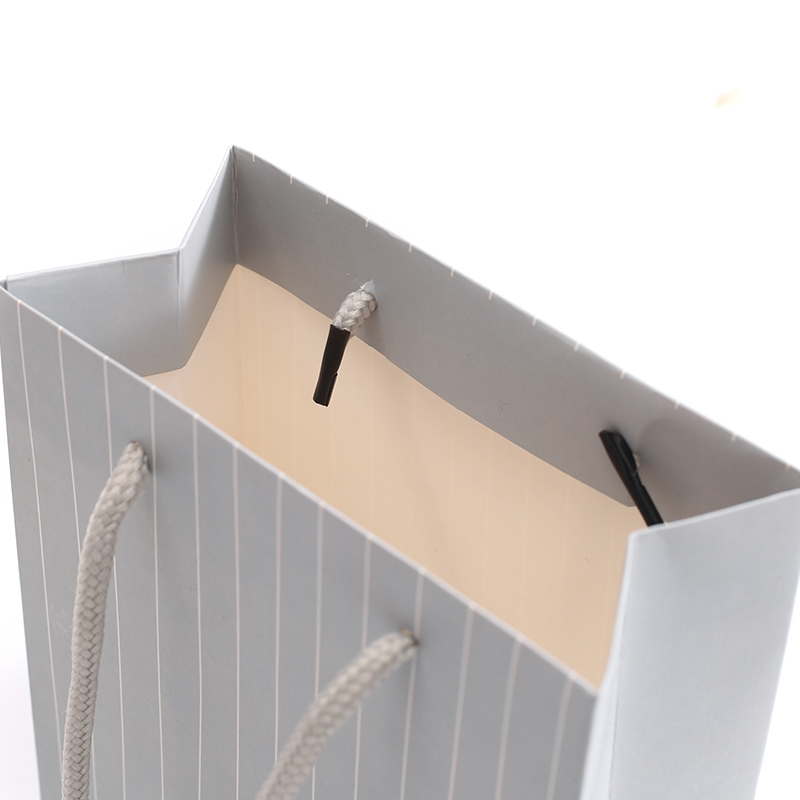 Custom different patterns and sizes gift paper bag with low price 