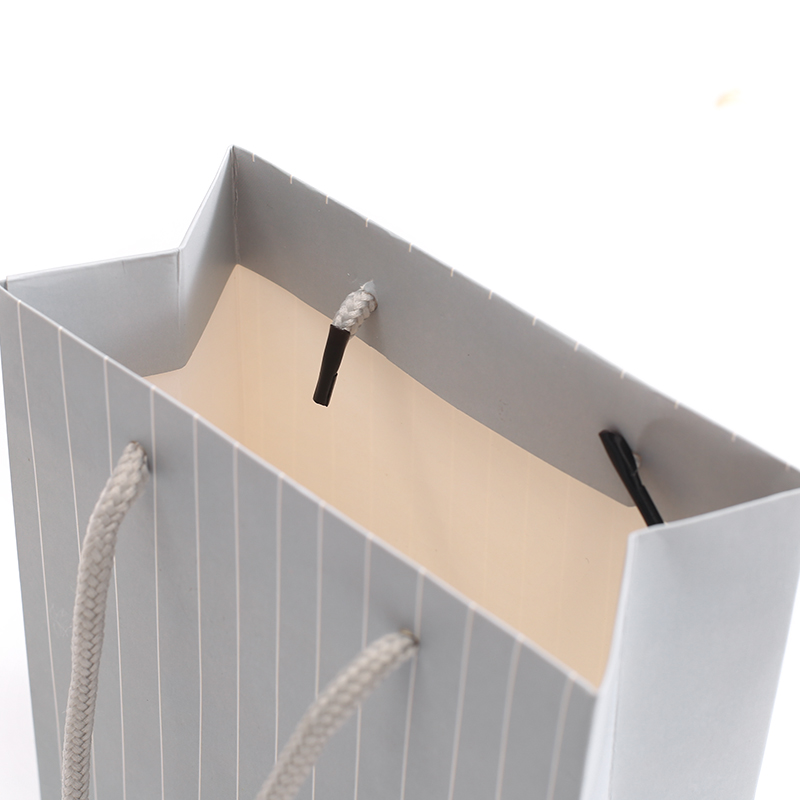 Custom different patterns and sizes gift paper bag with low price 