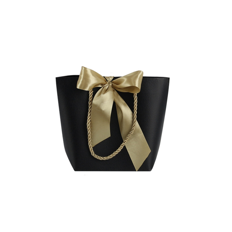 High-end delicate durable and waterproof kraft gift paper bag with customized logo