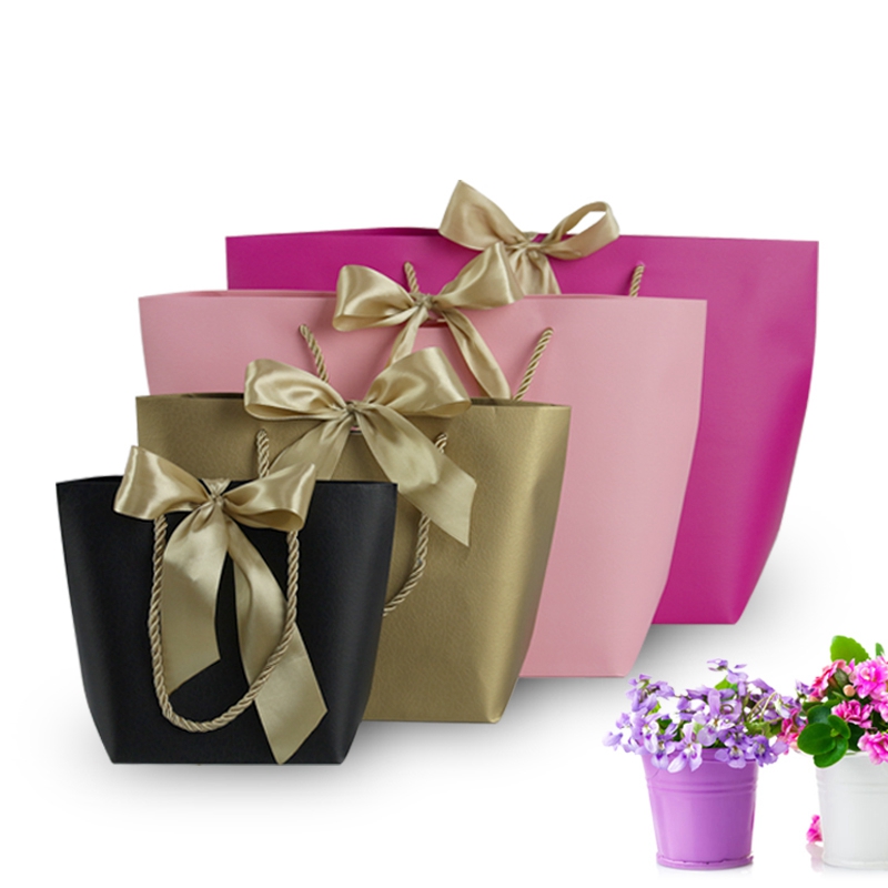 High-end delicate durable and waterproof kraft gift paper bag with customized logo