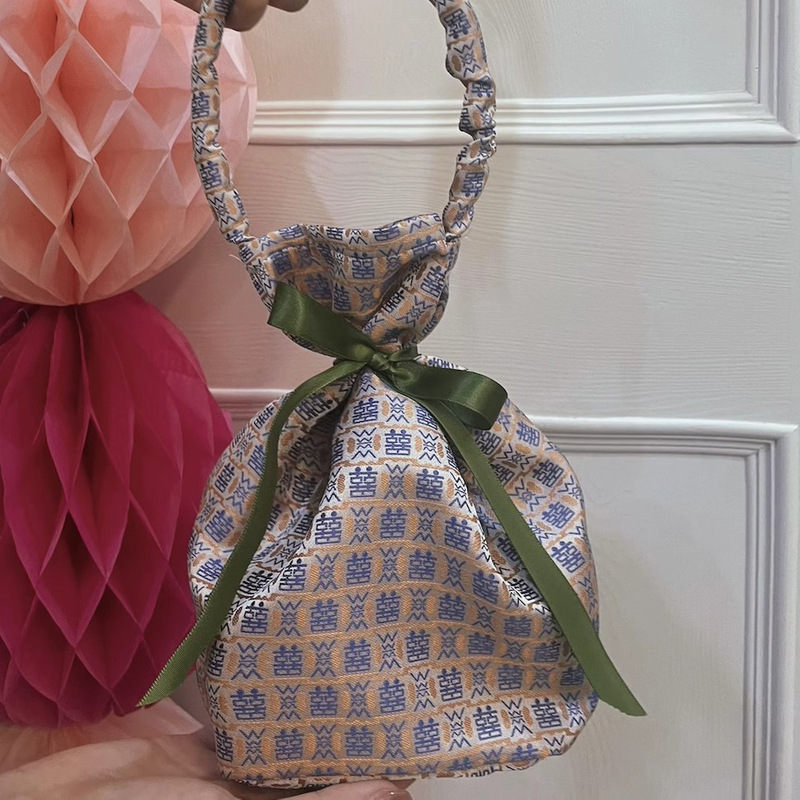 Fashion New Design Polyester Gift Tote Bag Embroidery Logo Gift Handbag Custom Design Gift Bags 