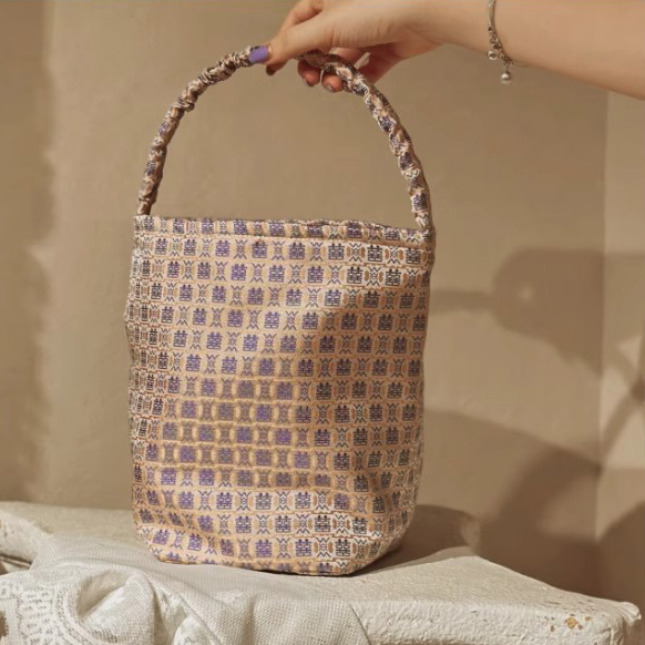 Fashion New Design Polyester Gift Tote Bag Embroidery Logo Gift Handbag Custom Design Gift Bags 