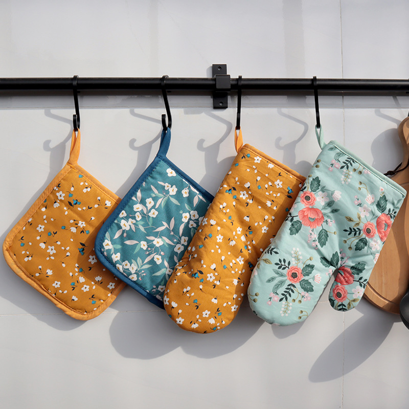 OEM ODM Factory Professional Factory Custom Nordic Style Thick Models of Household Kitchen Microwave Gloves Insulation Oven Gloves Baking Mitt Pot Holder