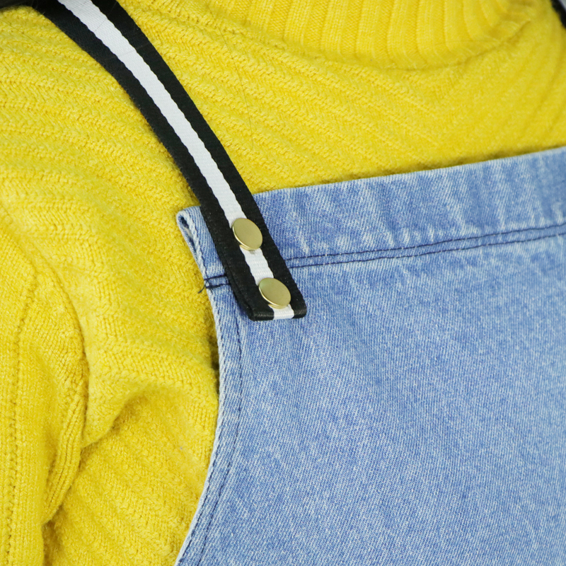 Washable denim canvas apron with large functional pockets for restaurant coffee shop and home kitchen