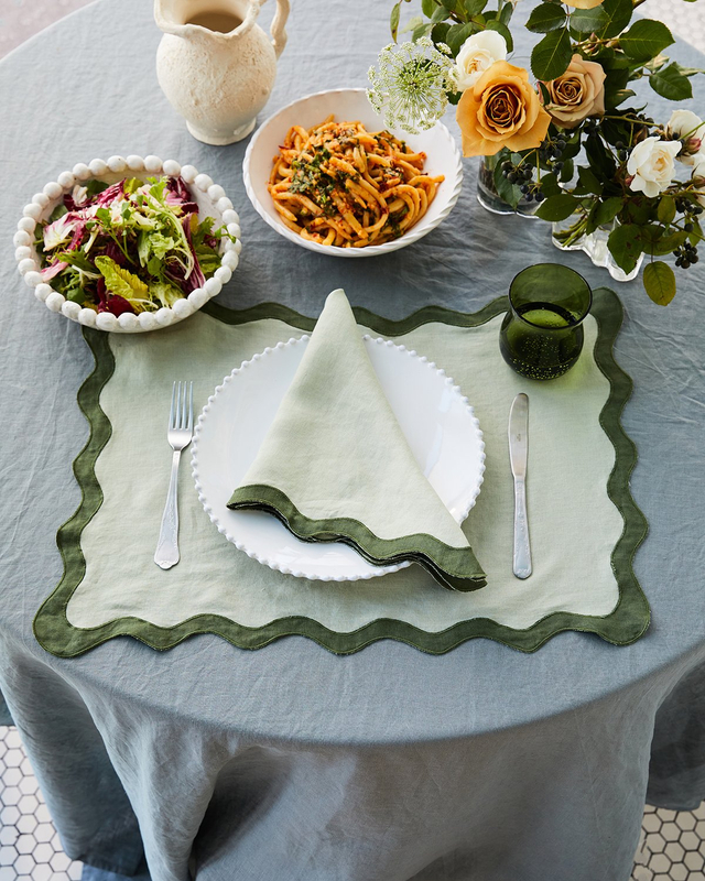 Top quality high end unique design exquisite 100% linen scalloped cloth napkins for restaurant 