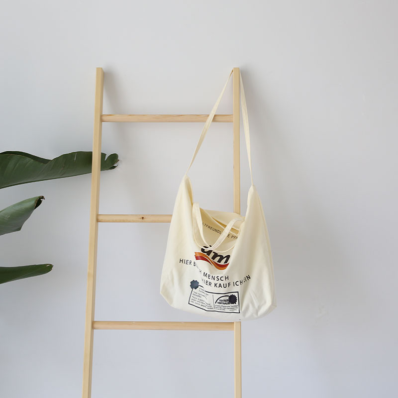 Thin breathable fashion letter printing large capacity canvas messenger bag with zipper inner pockets