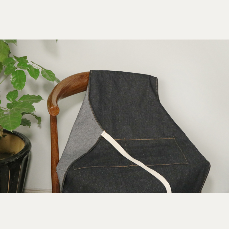 Hang-neck adjustable denim canvas apron with two pockets design