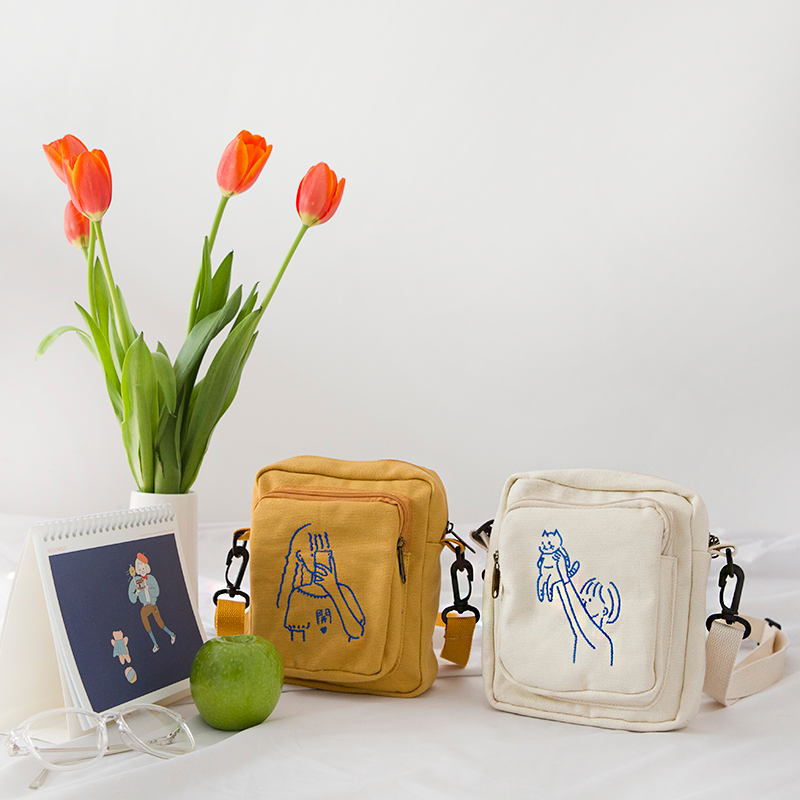 Japanese and Korean literary fresh student embroidery canvas messenger bag