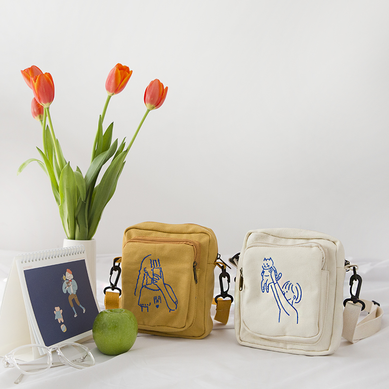 Japanese and Korean literary fresh student embroidery canvas messenger bag