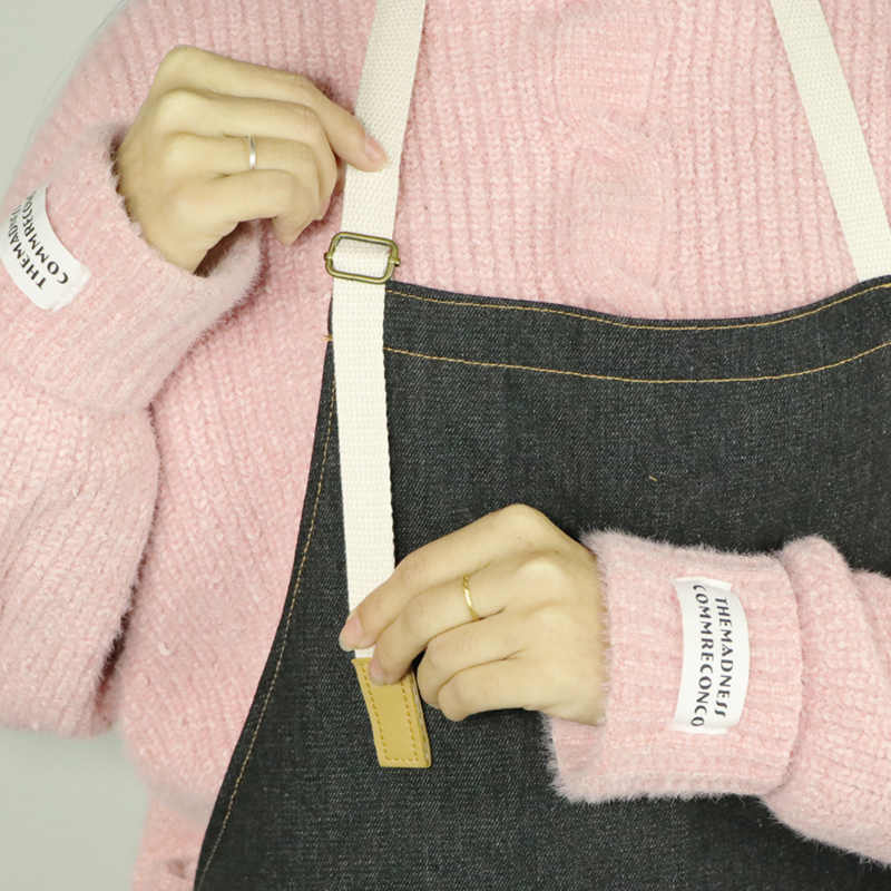Hang-neck adjustable denim canvas apron with two pockets design