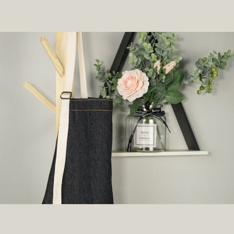 Hang-neck adjustable denim canvas apron with two pockets design